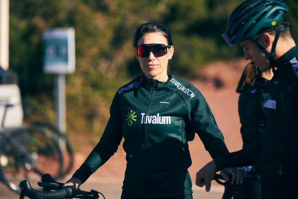 Persona con gafas deportivas