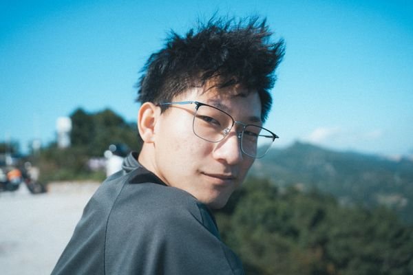 Hombre con gafas graduadas