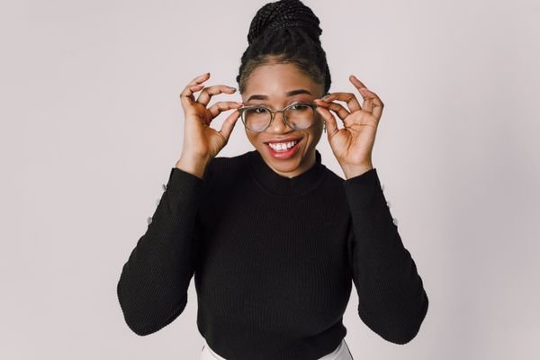 Mujer con gafas graduadas