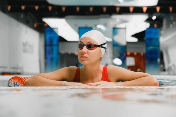 Persona con gafas de natación