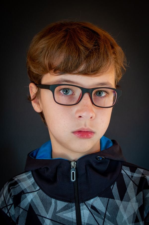 Niño con gafas graduadas