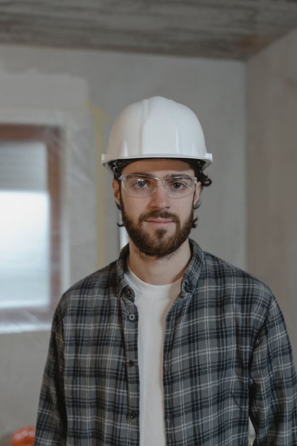Persona con gafas de protección laboral